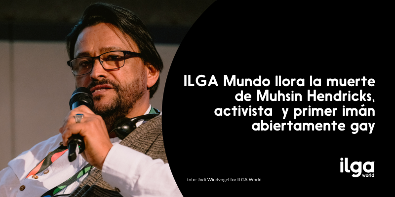 Una foto muestra al imán Muhsin Hendricks hablando desde el escenario de la conferencia mundial de ILGA 2024. El texto dice: «ILGA Mundo llora la muerte de Muhsin Hendricks, activista y primer imán abiertamente gay». El logotipo de ILGA Mundo se encuentra en la parte inferior derecha de la imagen