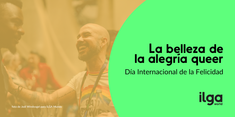Imagen de un participante en la Conferencia ILGA Mundo 2024 en Ciudad del Cabo Sudáfrica sonriendo en el fondo con el texto, «La belleza de la alegría queer: Día Internacional de la Felicidad» a la derecha con el logotipo de ILGA Mundo debajo.