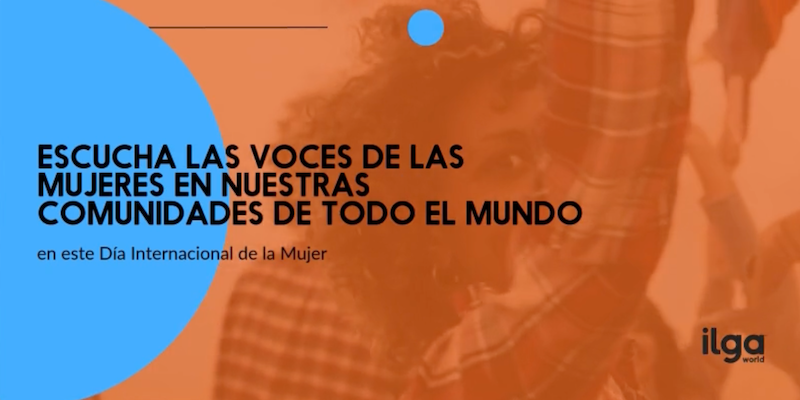 Un grupo de mujeres ondea banderas del Orgullo. El texto dice: «Escucha las voces de las mujeres en nuestras comunidades en este Día Internacional de la Mujer». El logotipo de ILGA Mundo se coloca en la parte inferior derecha de la imagen.