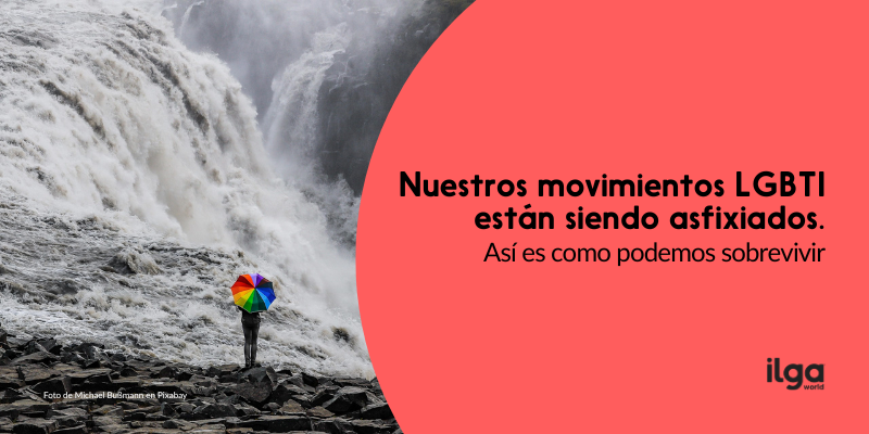Una persona con un paraguas con los colores del arcoíris se encuentra al borde de una gran cascada amenazante. El texto reza: «Nuestros movimientos LGBTI están siendo asfixiados. Así es como podemos sobrevivir». El logotipo de ILGA Mundo aparece en la parte inferior derecha de la imagen.