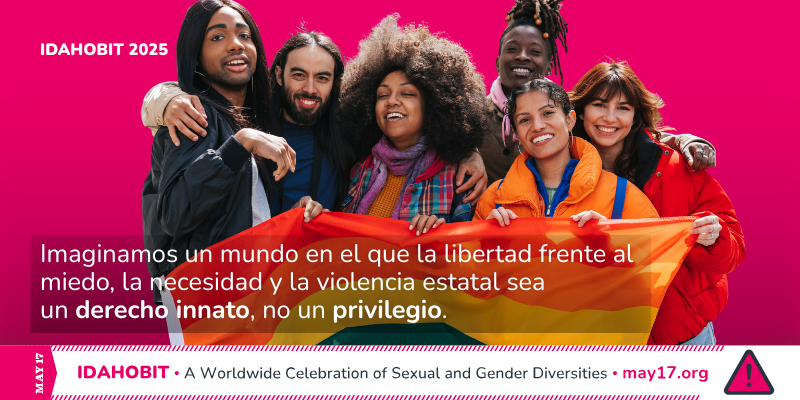 Un grupo de personas diversas sostiene una bandera del Orgullo y sonríe a la cámara. El texto dice: «IDAHOBIT 2025. Imaginamos un mundo en el que la libertad frente al miedo, la necesidad y la violencia estatal sea un derecho innato, no un privilegio». En la parte inferior central, una barra muestra el logotipo de May17 con el lema: «Una celebración de la diversidad sexual y de género».