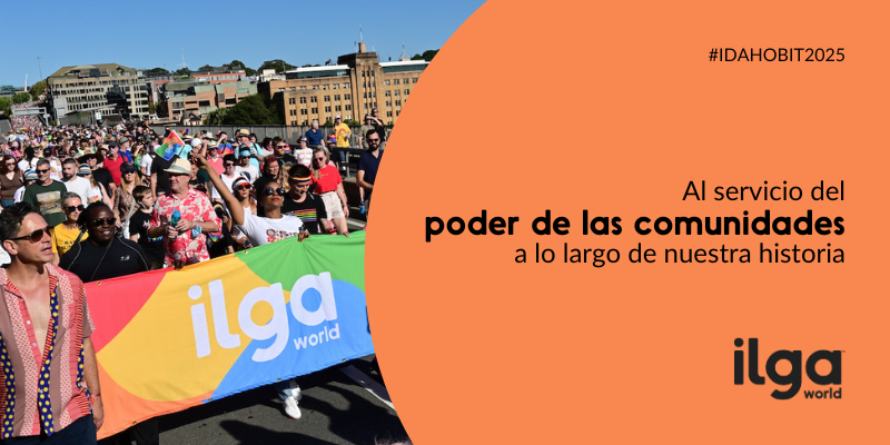 Un grupo de personas en la marcha del Orgullo Mundial 2023 en Sídney, Australia. Una mujer sostiene una pancarta de ILGA Mundo. El texto dice: «IDAHOBIT 2025. Al servicio del poder de las comunidades a lo largo de nuestra historia». El logotipo de ILGA Mundo aparece en la parte inferior derecha de la imagen.