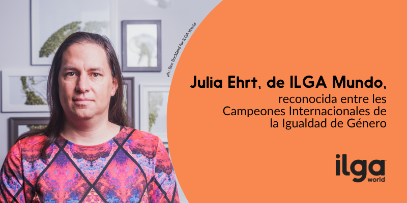 Foto de una mujer, Julia Ehrt, posando para la cámara. El texto dice: «Julia Ehrt, de ILGA World, reconocida entre los Campeones Internacionales de Género». El logotipo de ILGA World aparece en la parte inferior derecha de la imagen.