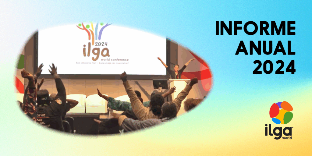 Un numeroso grupo de personas levantan las manos al unísono para realizar un ejercicio de respiración colectiva. Al fondo se puede ver el logotipo de la Conferencia Mundial de ILGA 2024. El texto dice: «Informe anual 2024». El logotipo de ILGA Mundo aparece en la parte inferior del texto.