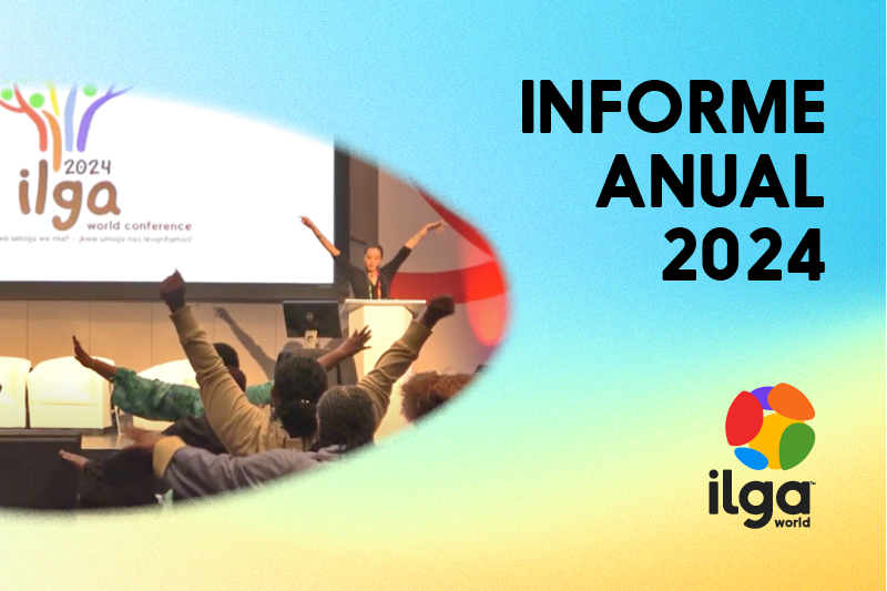 Un numeroso grupo de personas levantan las manos al unísono para realizar un ejercicio de respiración colectiva. Al fondo se puede ver el logotipo de la Conferencia Mundial de ILGA 2024. El texto dice: «Informe anual 2024». El logotipo de ILGA Mundo aparece en la parte inferior del texto.