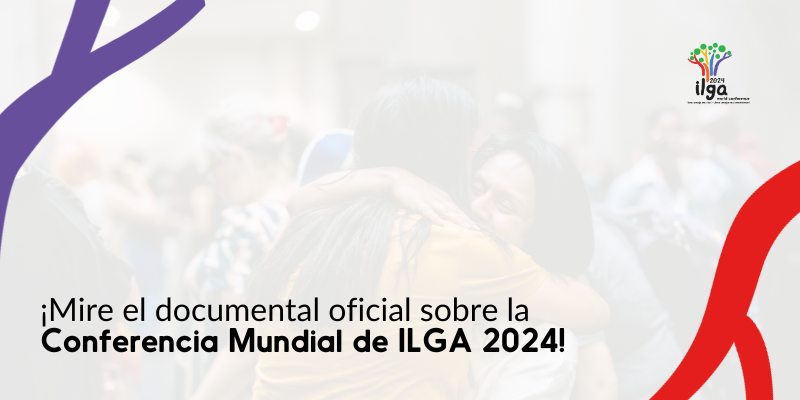 Imagen promocional del documental de la Conferencia Mundial de ILGA Mundo de 2024. El fondo muestra a dos personas abrazándose afectuosamente en medio de una multitud. El logotipo de la Conferencia Mundial de ILGA Mundo de 2024, con un árbol colorido, aparece en la esquina superior derecha. El texto dice: «¡Vea el documental oficial de la Conferencia Mundial de ILGA Mundo de 2024!», con formas similares a cintas moradas y rojas a los lados.