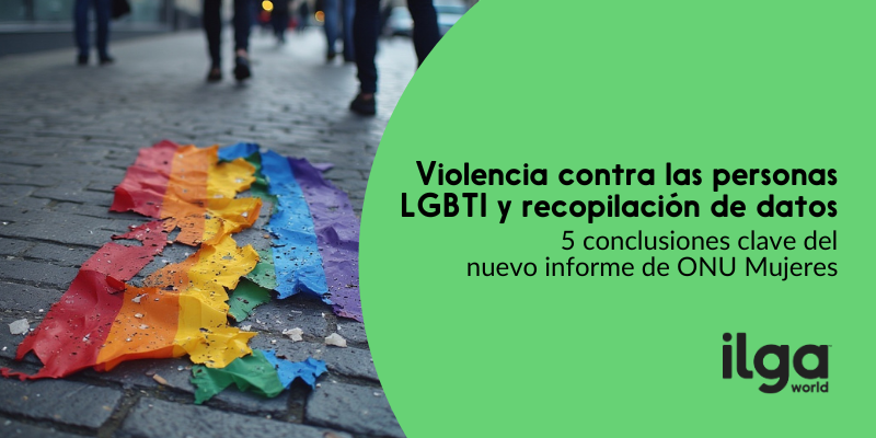 Foto de una bandera del Orgullo en una pasarela, pisoteada y destrozada por la gente. El texto dice: «Violencia contra las personas LGBTI y recopilación de datos: cinco conclusiones clave del informe de ONU Mujeres». El logotipo de ILGA Mundo aparece en la parte inferior derecha de la imagen.
