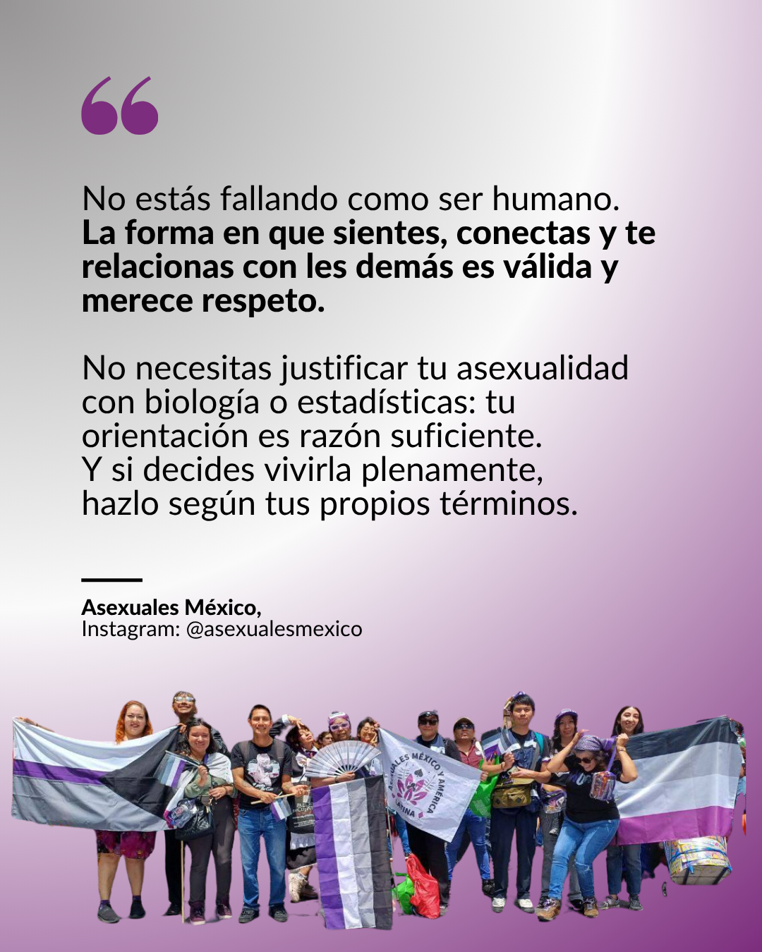 Un grupo de personas sostienen banderas y pancartas del orgullo asexual, con una cita encima sobre la validación de la orientación asexual y la importancia de vivir con autenticidad.