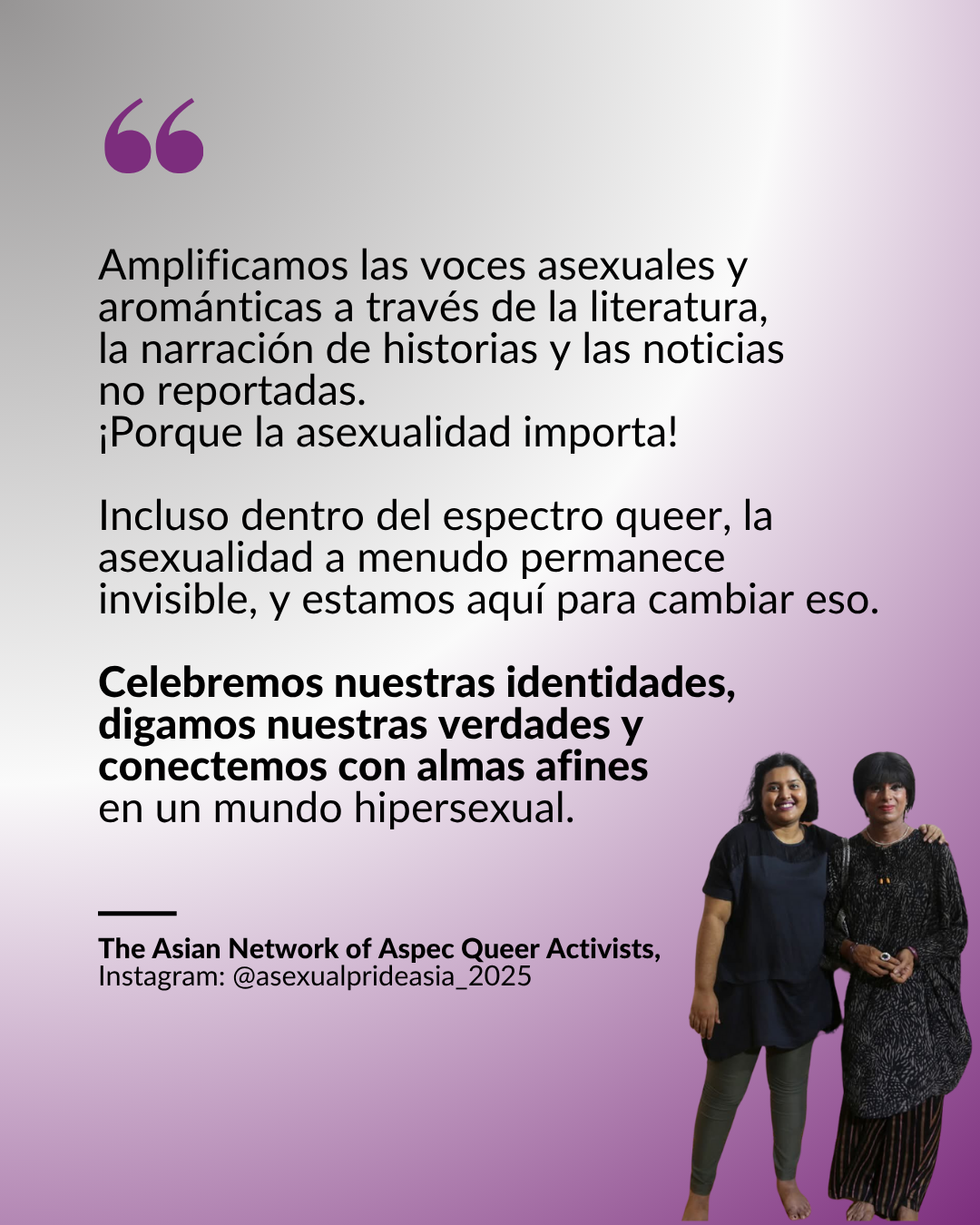 Dos personas están de pie, una al lado de la otra, sonriendo, delante de un texto que promueve la visibilidad asexual y aromántica y el trabajo de la Red Asiática de Activistas Queer Aspec.