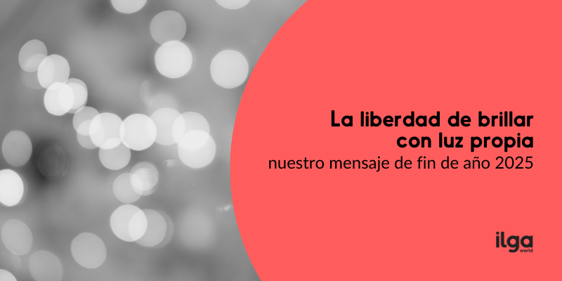 Imagen en blanco y negro desenfocada de luces navideñas iluminadas. El texto dice: «La libertad de brillar con fuerza: nuestro mensaje de fin de año 2025». El logotipo de ILGA Mundo aparece en la parte inferior derecha de la imagen.