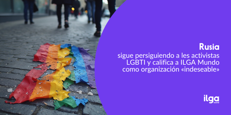Una bandera arcoíris del orgullo, rota y sucia, yace en una calle de la ciudad. El texto dice: «Rusia sigue persiguiendo a los activistas LGBTI y califica a ILGA Mundo como una organización "indeseable"». El logotipo de ILGA Mundo aparece en la parte inferior derecha de la imagen.