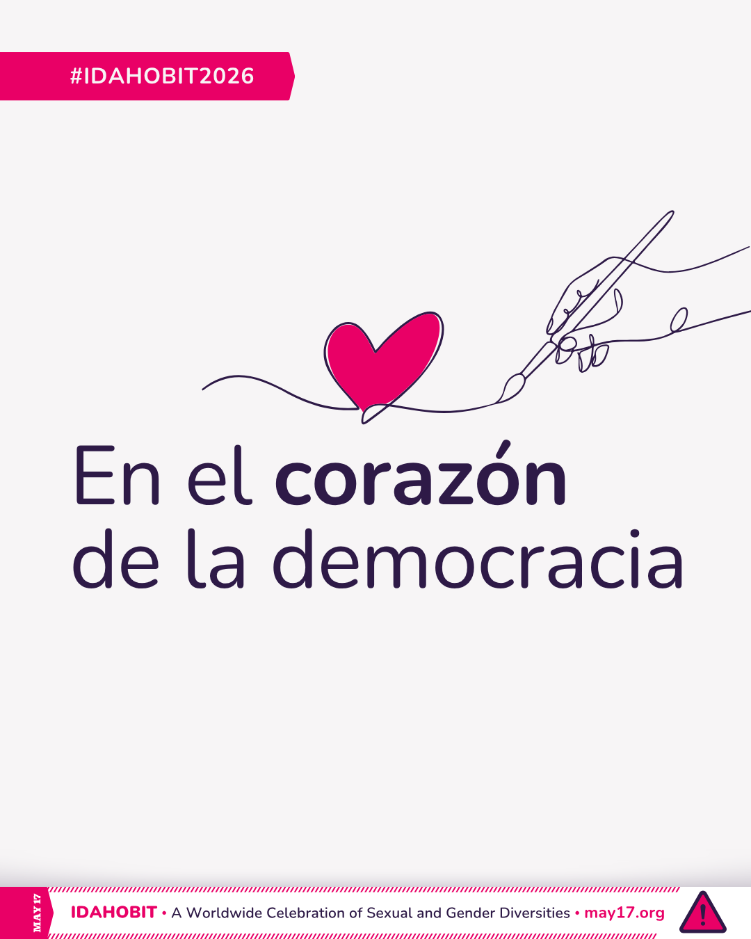 Arte lineal de una mano sosteniendo un pincel y dibujando un corazón. En el centro, el texto dice: “En el corazón de la democracia”. Una franja rosada debajo incluye 
