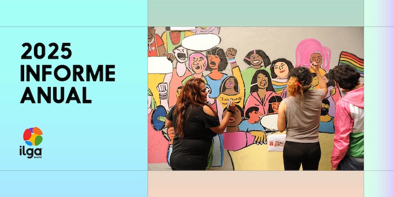 Tres personas pintan un colorido mural con figuras diversas y alegres; el texto dice «Informe Anual 2025» con el logotipo de ILGA Mundo sobre un fondo en tonos pastel.