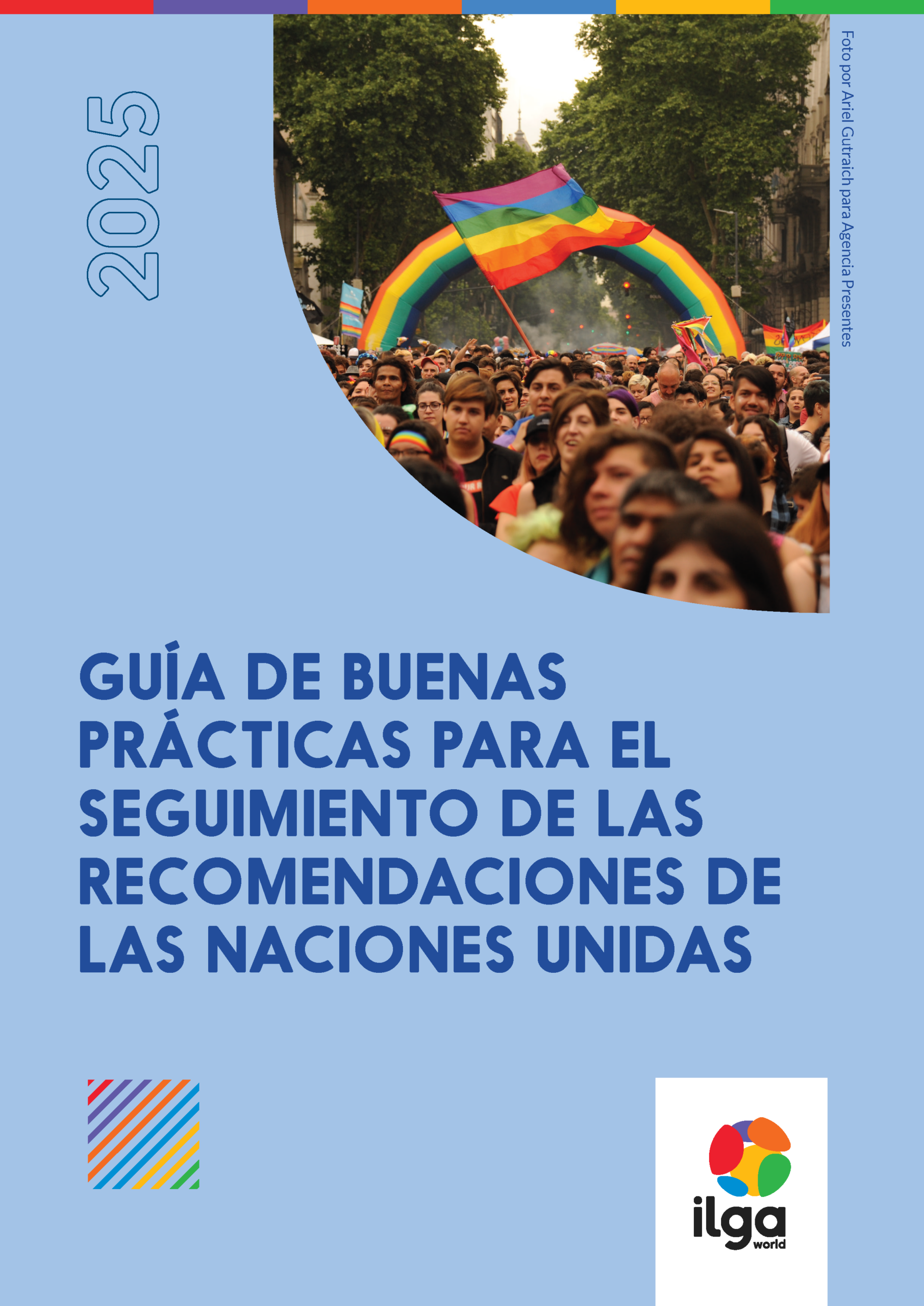 Portada de informe de ILGA World, 2025, titulado 'Guía de Buenas Prácticas para el Seguimiento de las Recomendaciones de las Naciones Unidas'. Fondo azul claro con una fotografía de una multitud caminando bajo un arco inflable con los colores del arcoíris durante una marcha del orgullo, con árboles y edificios al fondo. Incluye el logo de ILGA World y una franja de colores del arcoíris en la parte superior